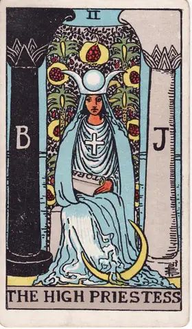 Una donna in veste azzurra con corona lunare siede tra una colonna nera e una bianca, con un rotolo sulle ginocchia.