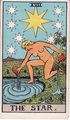 Una donna nuda inginocchiata a uno stagno versa acqua da due brocche sotto una grande stella e sette stelle più piccole.